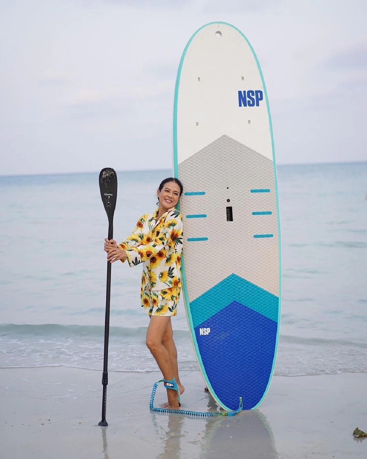 กบ ปภัสสรา อวดหุ่นเป๊ะในวัย 51 ปี สวมบิกินี่เล่นซับบอร์ดริมทะเล