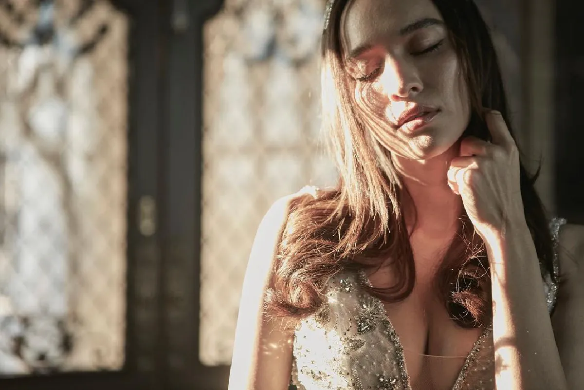 หยาดทิพย์ สวยออร่าแรง! ในชุดเจ้าสาวแหวกสูงโชว์เรียวขาเซ็กซี่