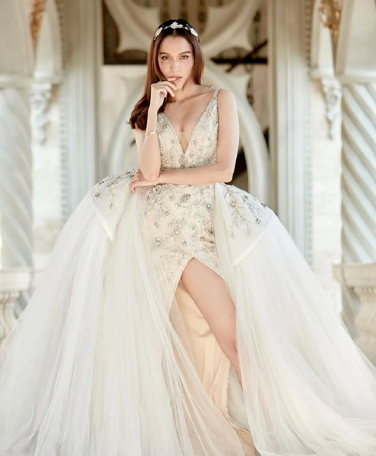 หยาดทิพย์ สวยออร่าแรง! ในชุดเจ้าสาวแหวกสูงโชว์เรียวขาเซ็กซี่