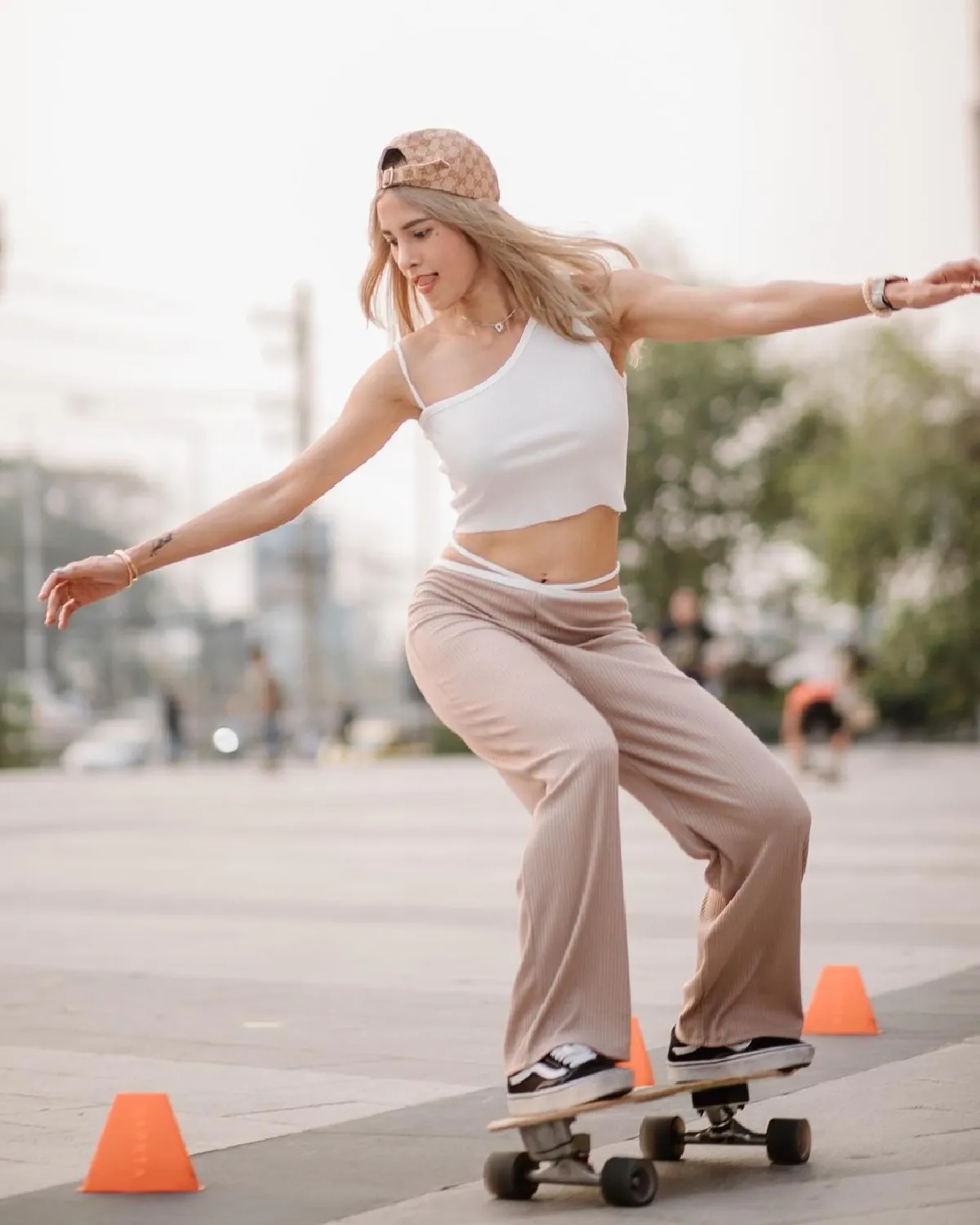 คุณแม่สุดปัง! อุ้ม ลักขณา อวดลุคใหม่สายฝอ สวยแซ่บขึ้นเป็นกอง