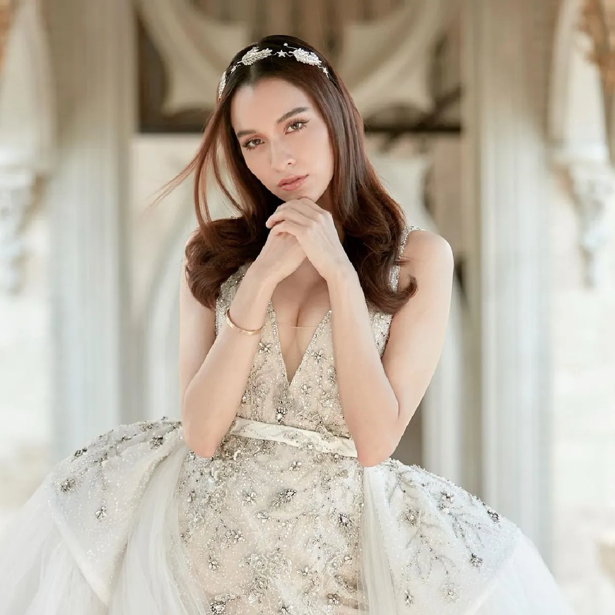 หยาดทิพย์ สวยออร่าแรง! ในชุดเจ้าสาวแหวกสูงโชว์เรียวขาเซ็กซี่