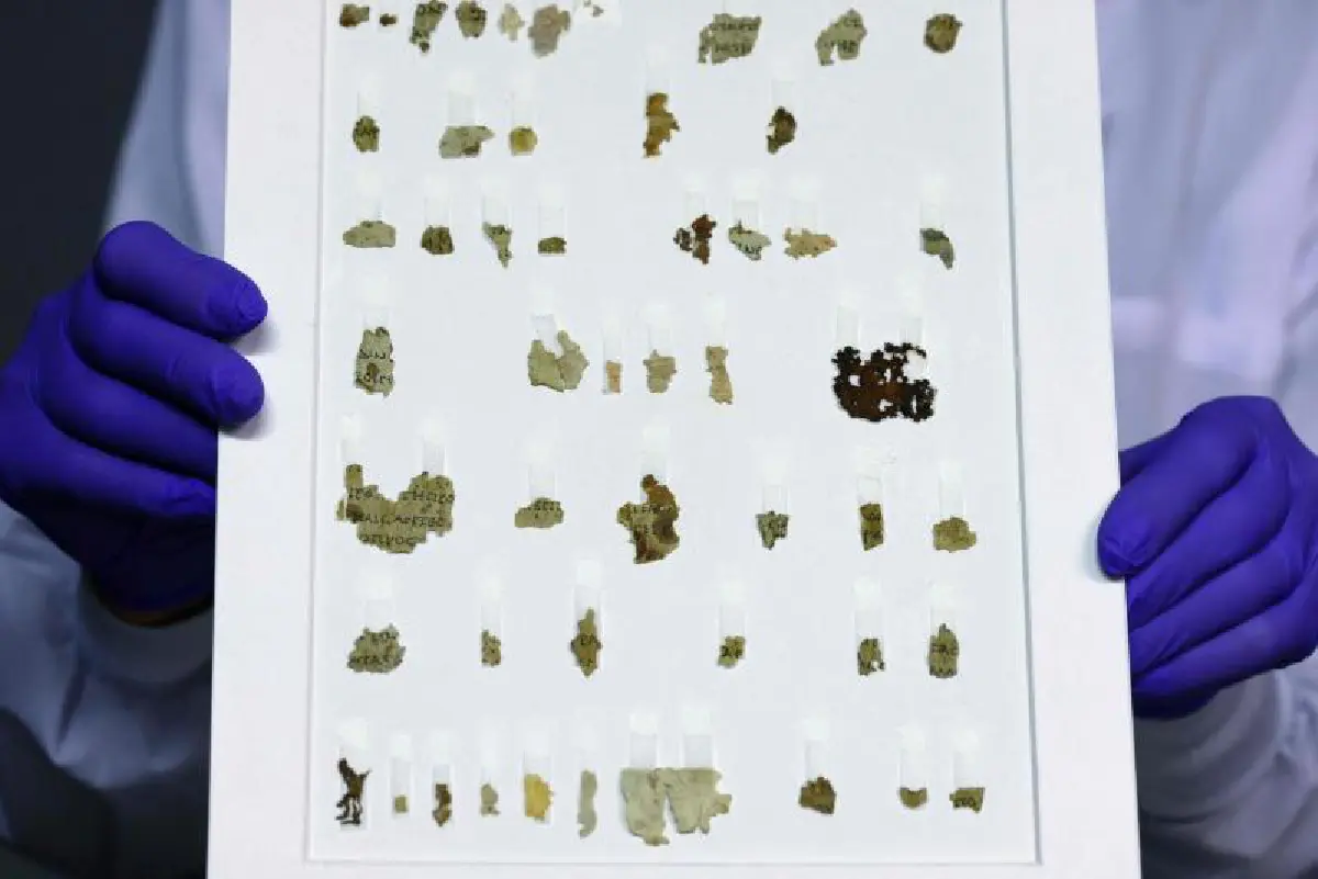 อิสราเอลพบชิ้นส่วนหนังสือเดดซีอายุนับพันปีหลายสิบชิ้น