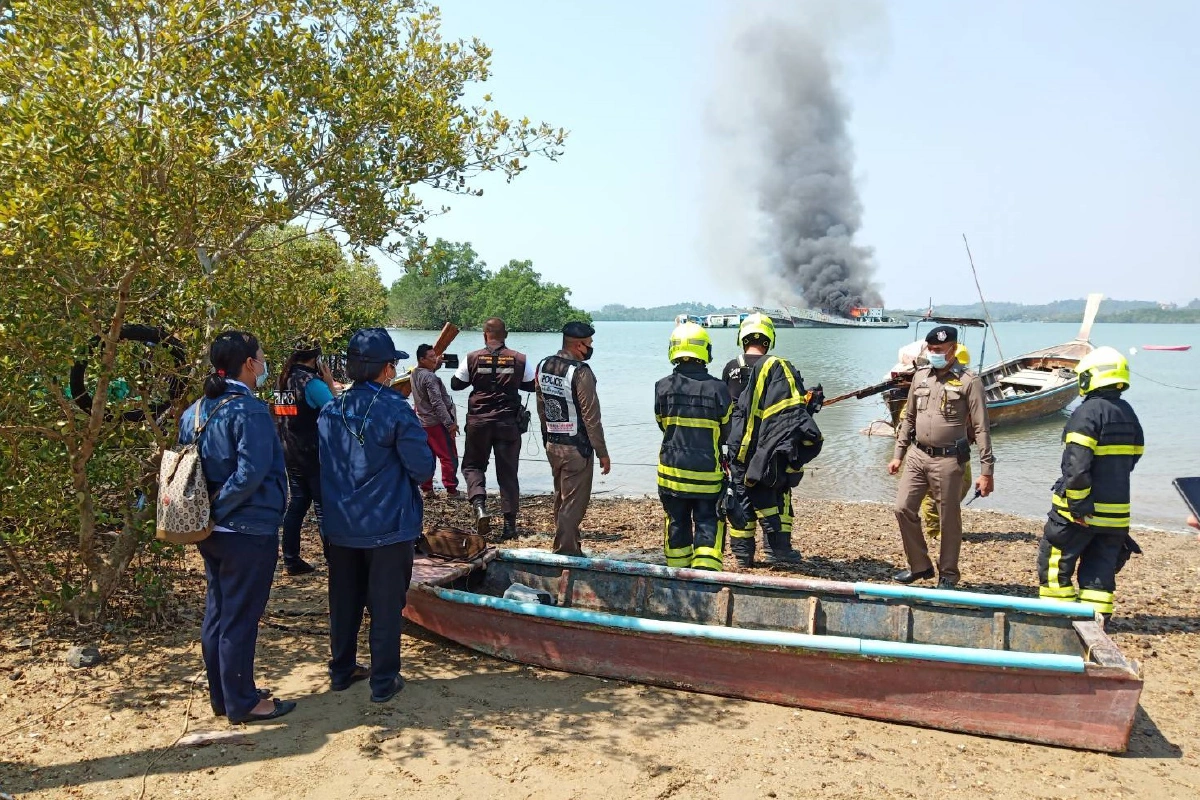 ไฟไหม้วอด5ลำเรือประมงของกลางคดีกรมเจ้าท่าภูเก็ต