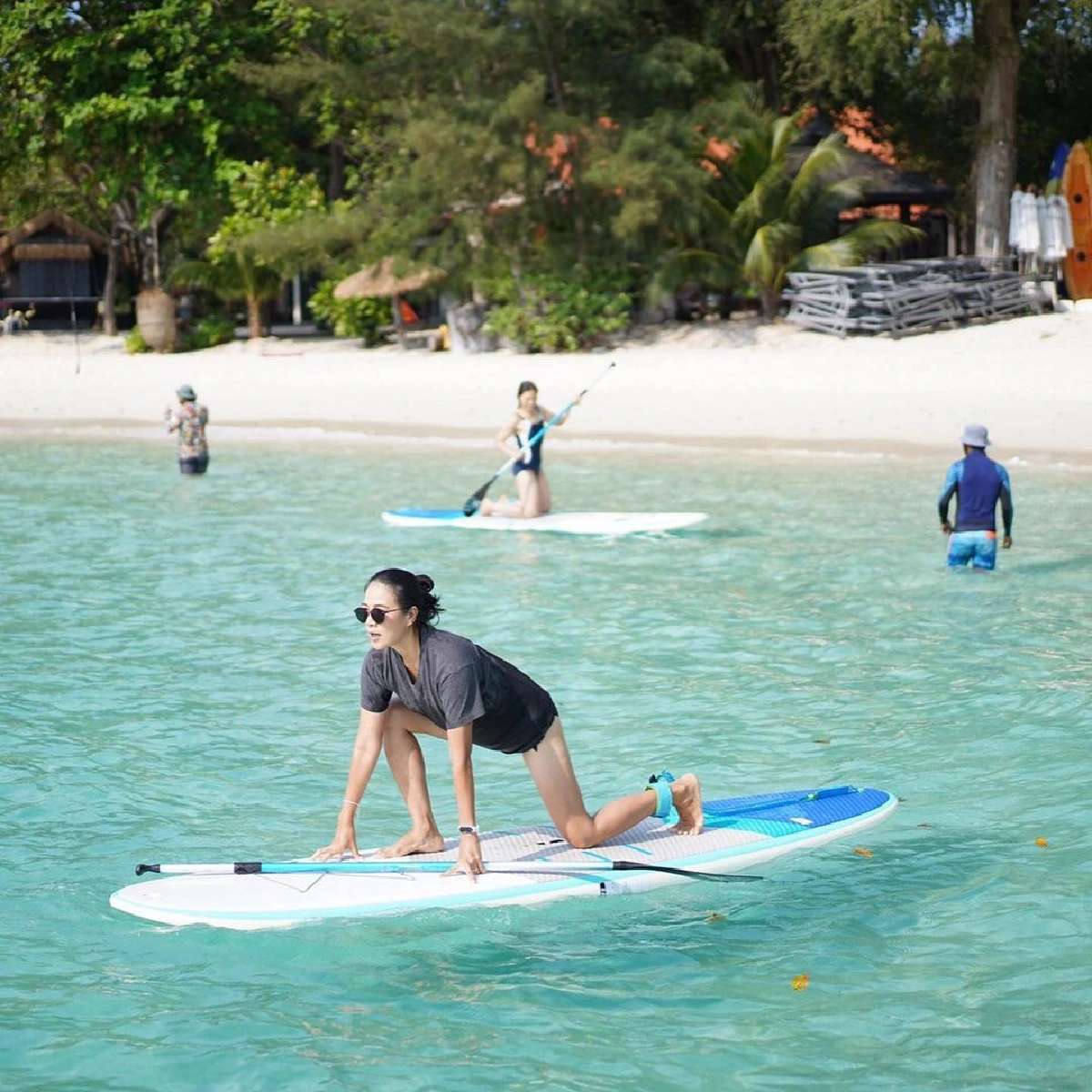 กบ ปภัสสรา อวดหุ่นเป๊ะในวัย 51 ปี สวมบิกินี่เล่นซับบอร์ดริมทะเล