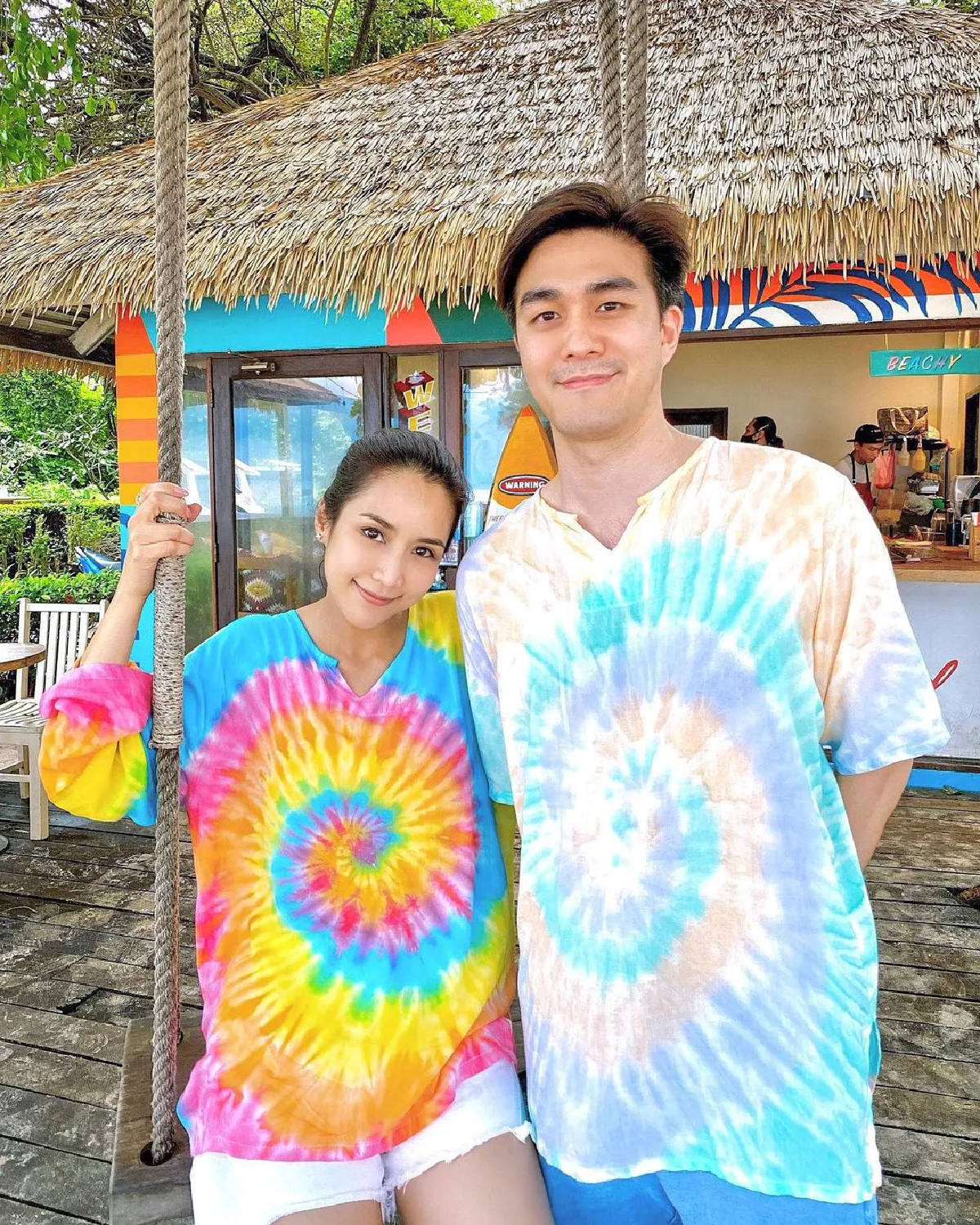 จั๊กจั่น โชว์ภาพการ์ดแต่งงาน เรียบหรูล้อมรอบด้วยดอกไม้สวยหวาน