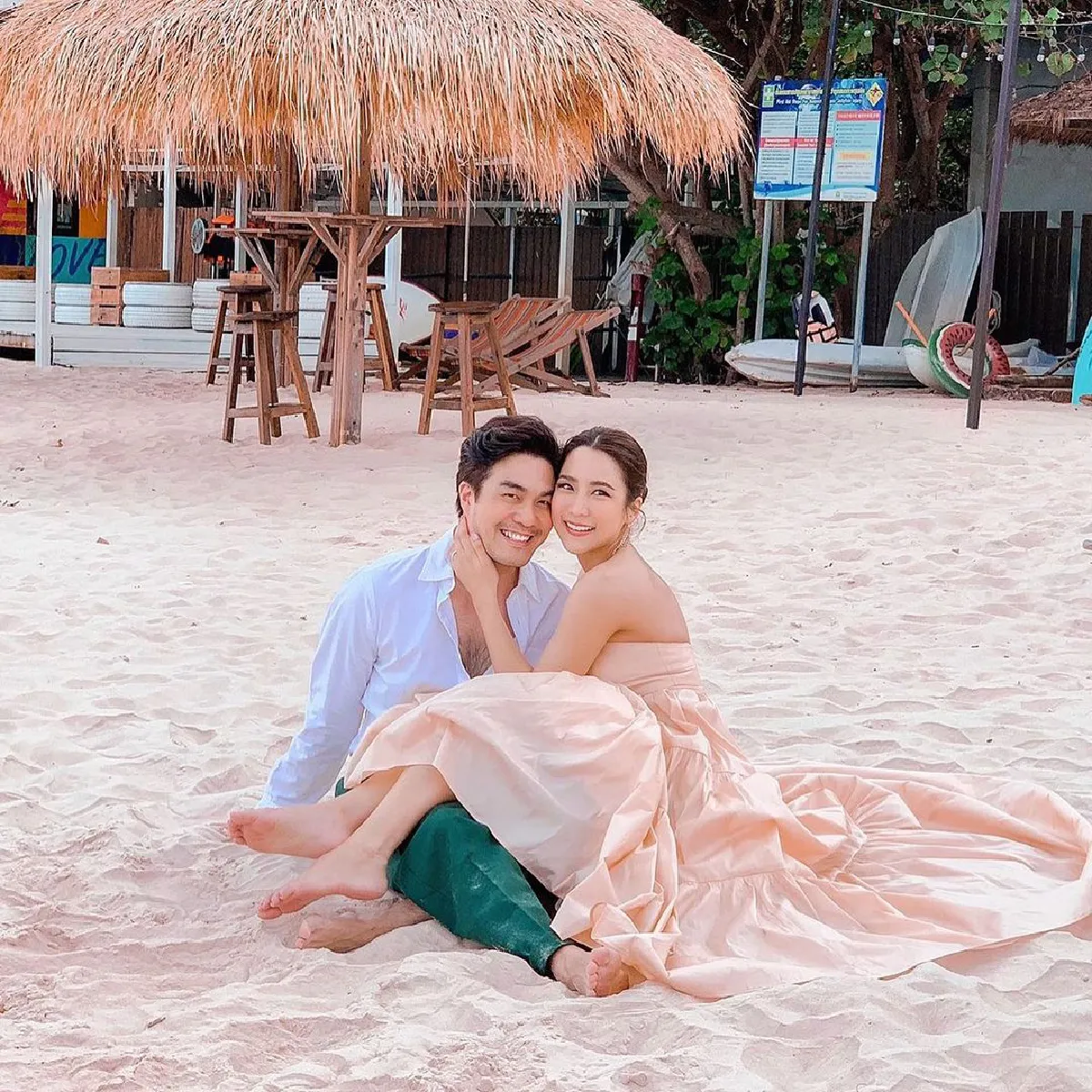 จั๊กจั่น โชว์ภาพการ์ดแต่งงาน เรียบหรูล้อมรอบด้วยดอกไม้สวยหวาน