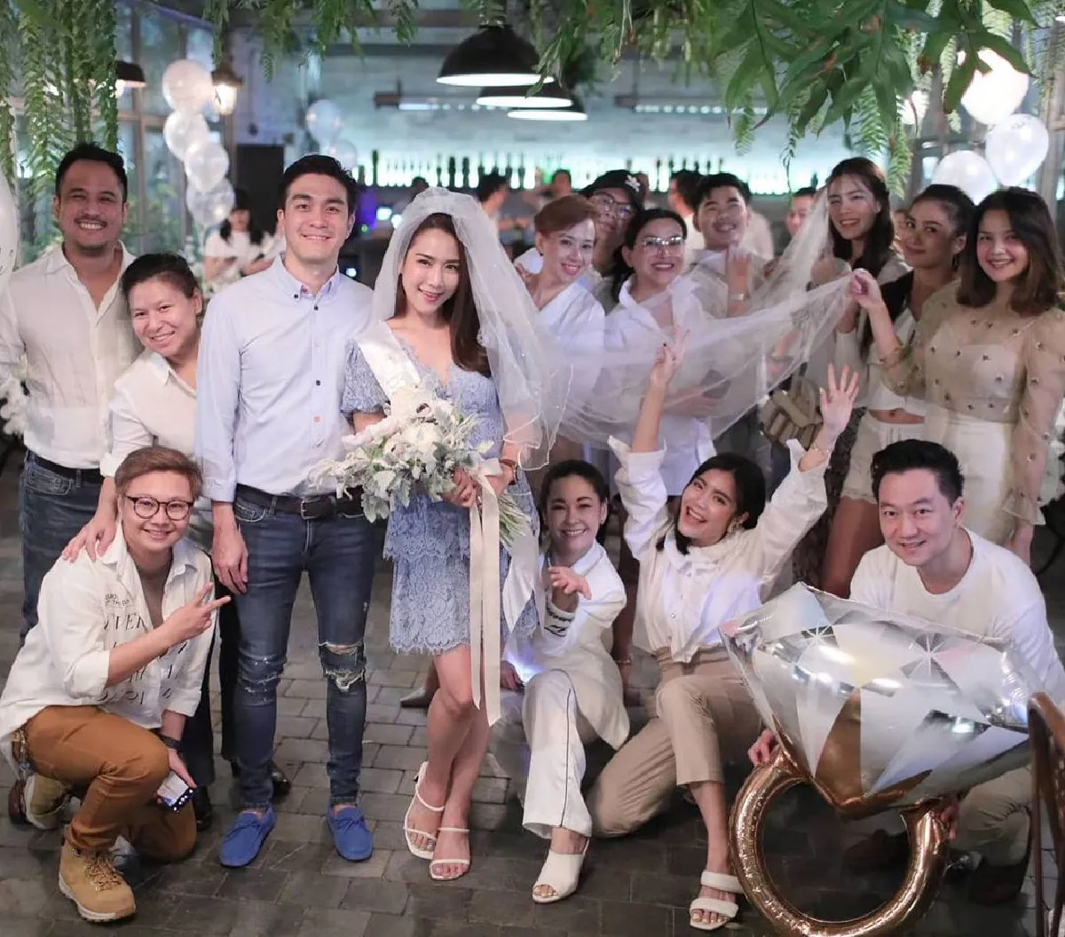 จั๊กจั่น โชว์ภาพการ์ดแต่งงาน เรียบหรูล้อมรอบด้วยดอกไม้สวยหวาน