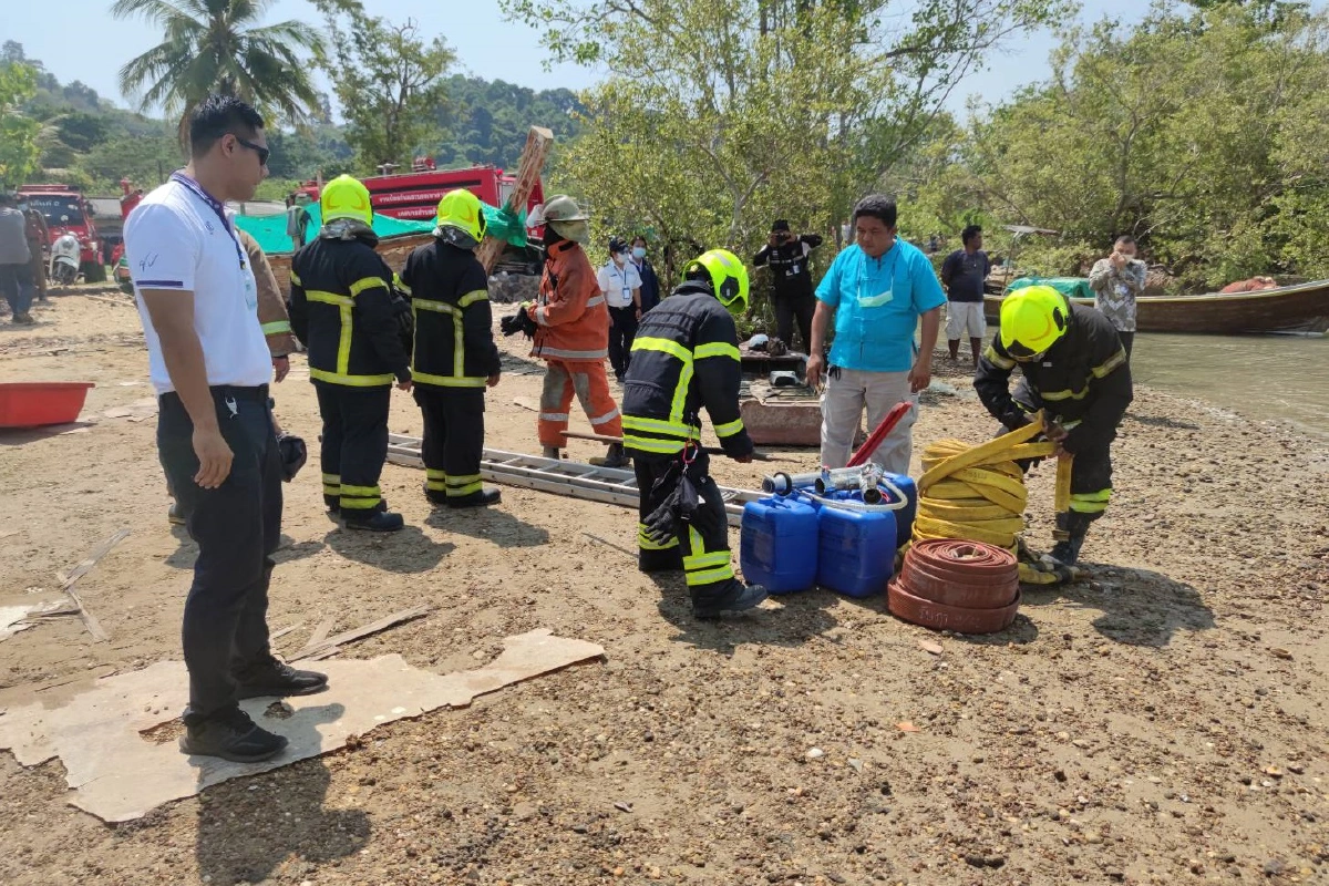 ไฟไหม้วอด5ลำเรือประมงของกลางคดีกรมเจ้าท่าภูเก็ต