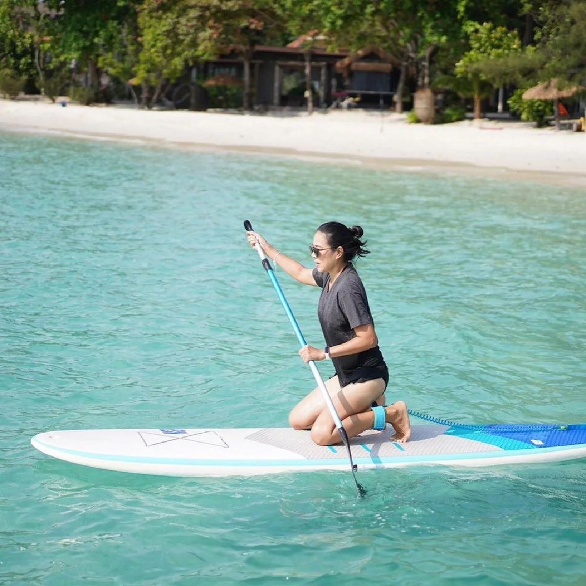 กบ ปภัสสรา อวดหุ่นเป๊ะในวัย 51 ปี สวมบิกินี่เล่นซับบอร์ดริมทะเล