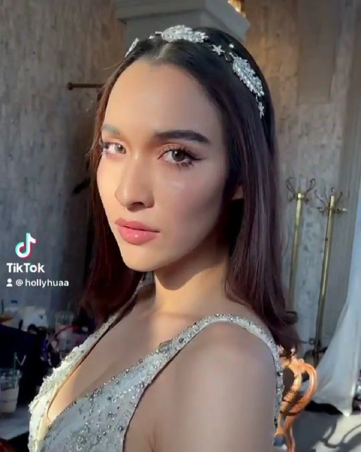 หยาดทิพย์ สวยออร่าแรง! ในชุดเจ้าสาวแหวกสูงโชว์เรียวขาเซ็กซี่