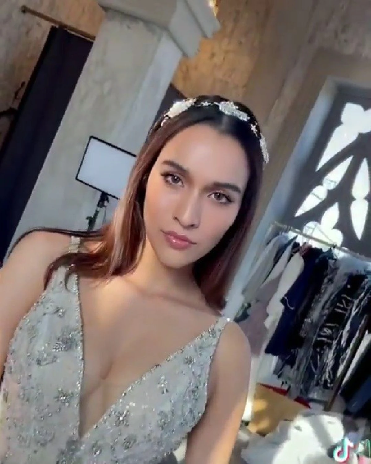 หยาดทิพย์ สวยออร่าแรง! ในชุดเจ้าสาวแหวกสูงโชว์เรียวขาเซ็กซี่