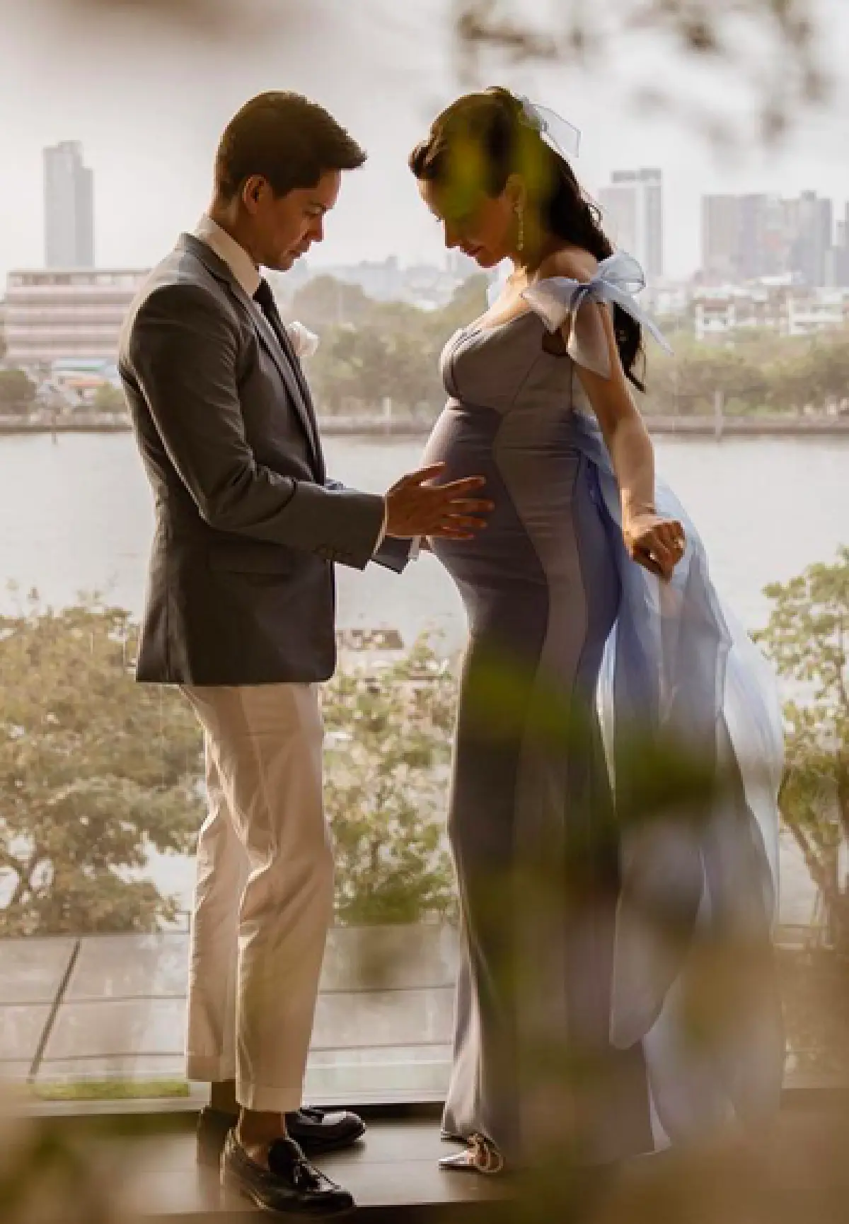 "ศรีริต้า" ควงสามี "กรณ์ ณรงค์เดช" ถ่ายรูปครอบครัวก่อนคลอด สวยหรูผู้ดีสุด! 