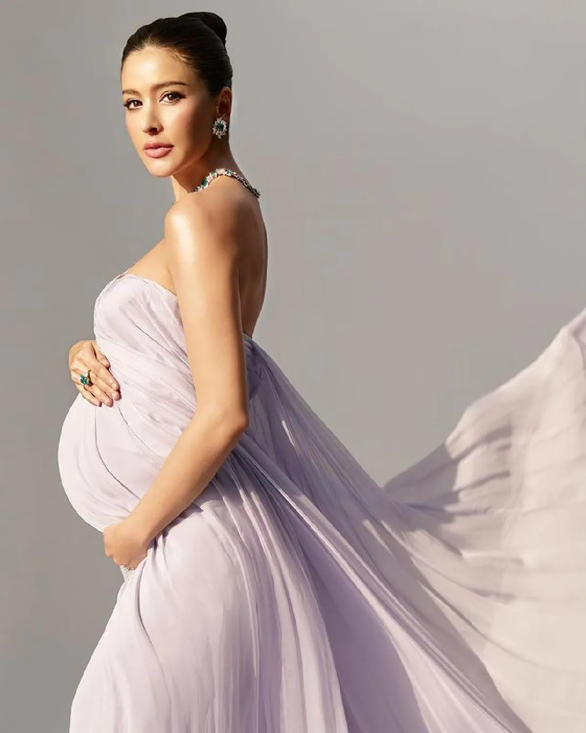 "ศรีริต้า" ควงสามี "กรณ์ ณรงค์เดช" ถ่ายรูปครอบครัวก่อนคลอด สวยหรูผู้ดีสุด! 