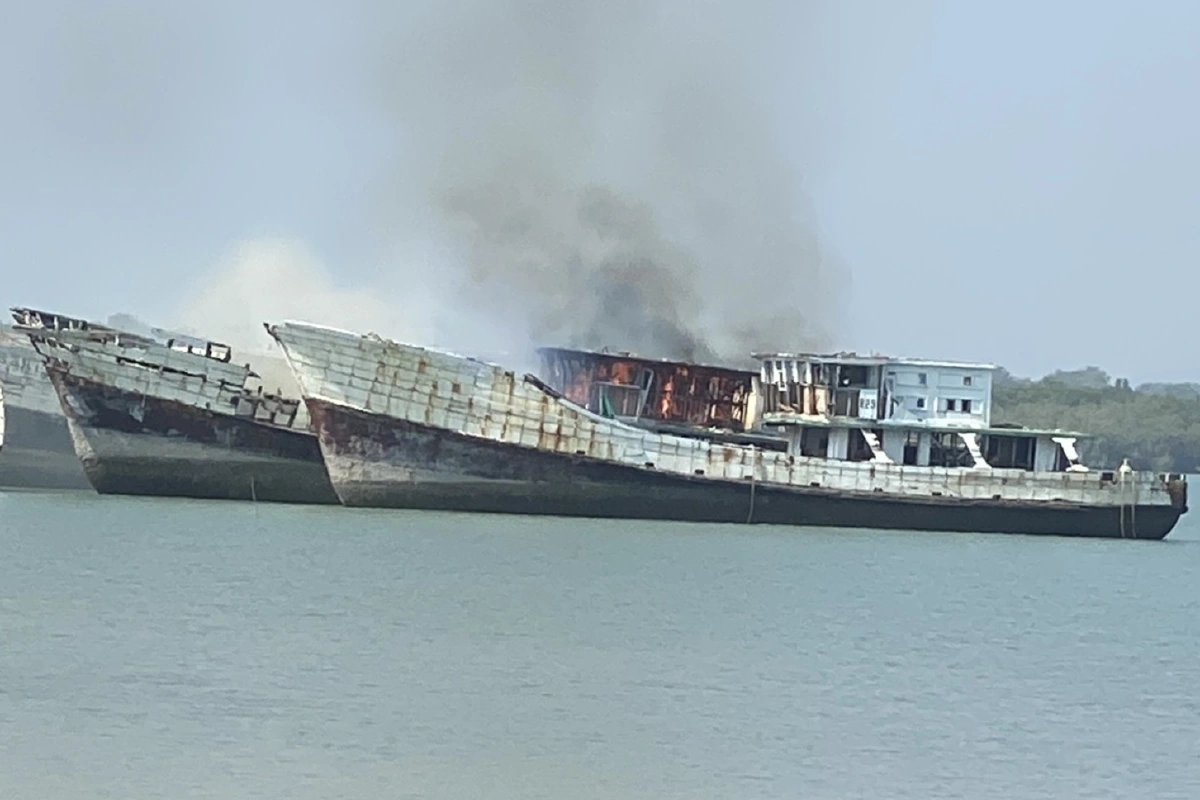 ไฟไหม้วอด5ลำเรือประมงของกลางคดีกรมเจ้าท่าภูเก็ต