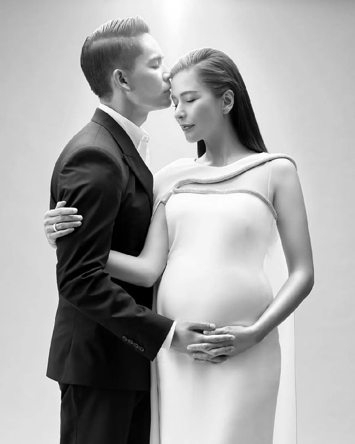 "ศรีริต้า" ควงสามี "กรณ์ ณรงค์เดช" ถ่ายรูปครอบครัวก่อนคลอด สวยหรูผู้ดีสุด! 