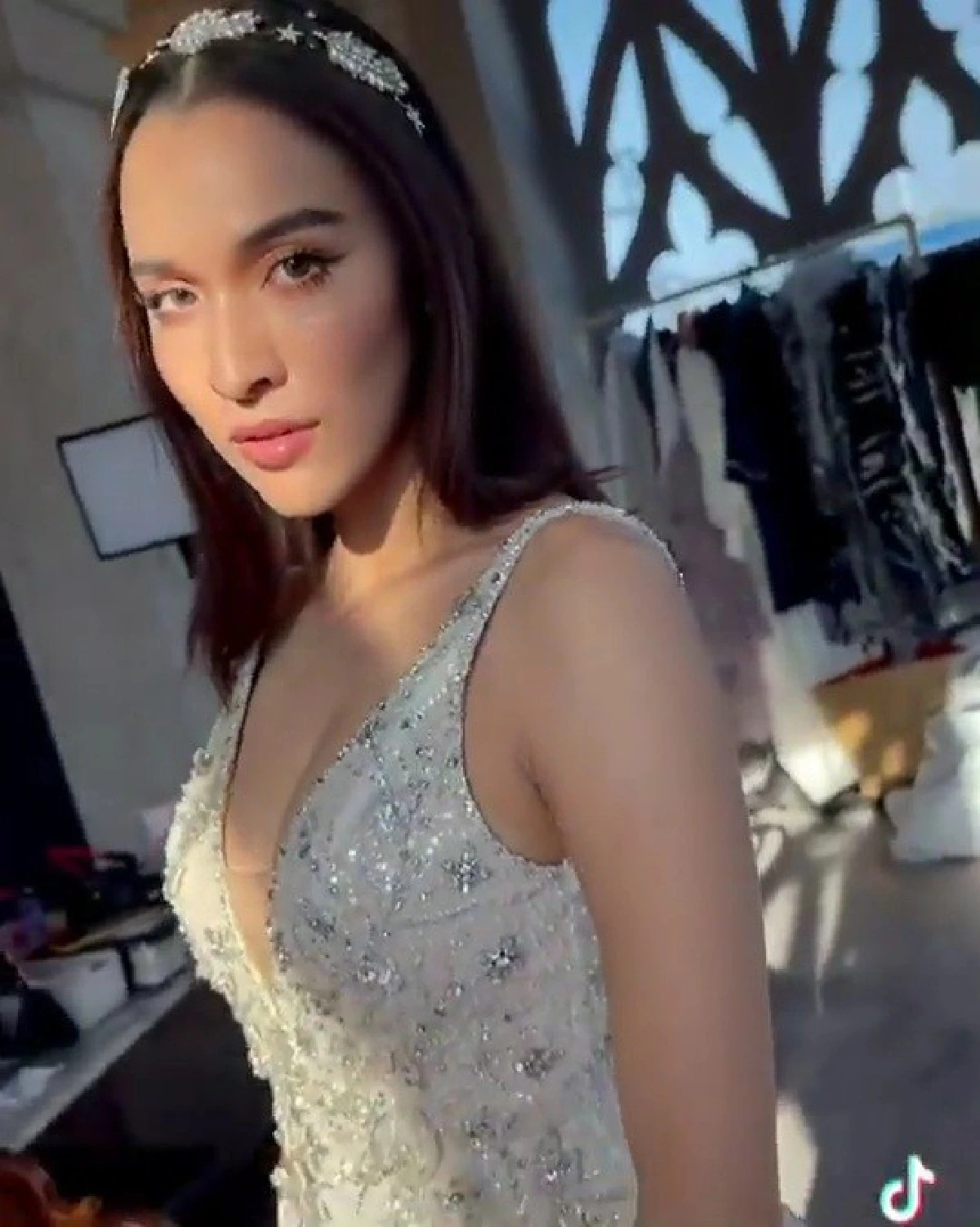 หยาดทิพย์ สวยออร่าแรง! ในชุดเจ้าสาวแหวกสูงโชว์เรียวขาเซ็กซี่