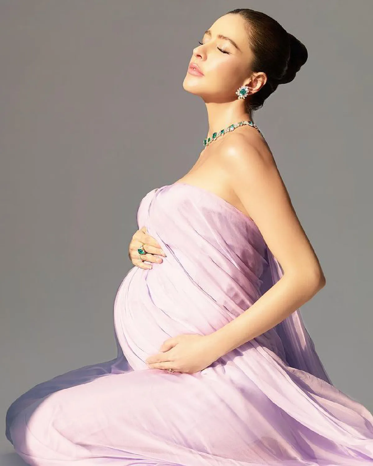 "ศรีริต้า" ควงสามี "กรณ์ ณรงค์เดช" ถ่ายรูปครอบครัวก่อนคลอด สวยหรูผู้ดีสุด! 