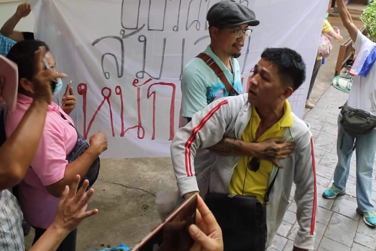 กลุ่มคนขอนแก่นปกป้องสถาบันตะโกนด่าปิยะบุตร