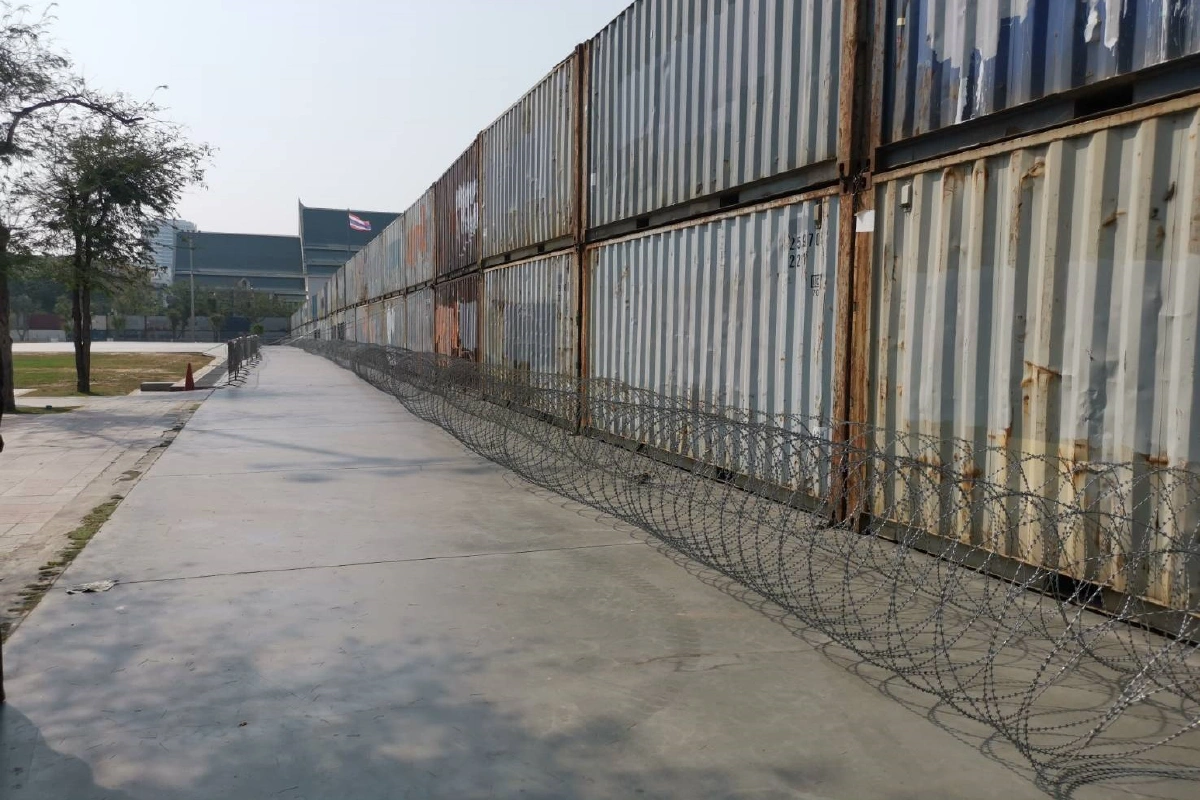 ตร.วางคอนเทนเนอร์ล้อมรั้วรับการชุมนุมสนามหลวงเย็นนี้