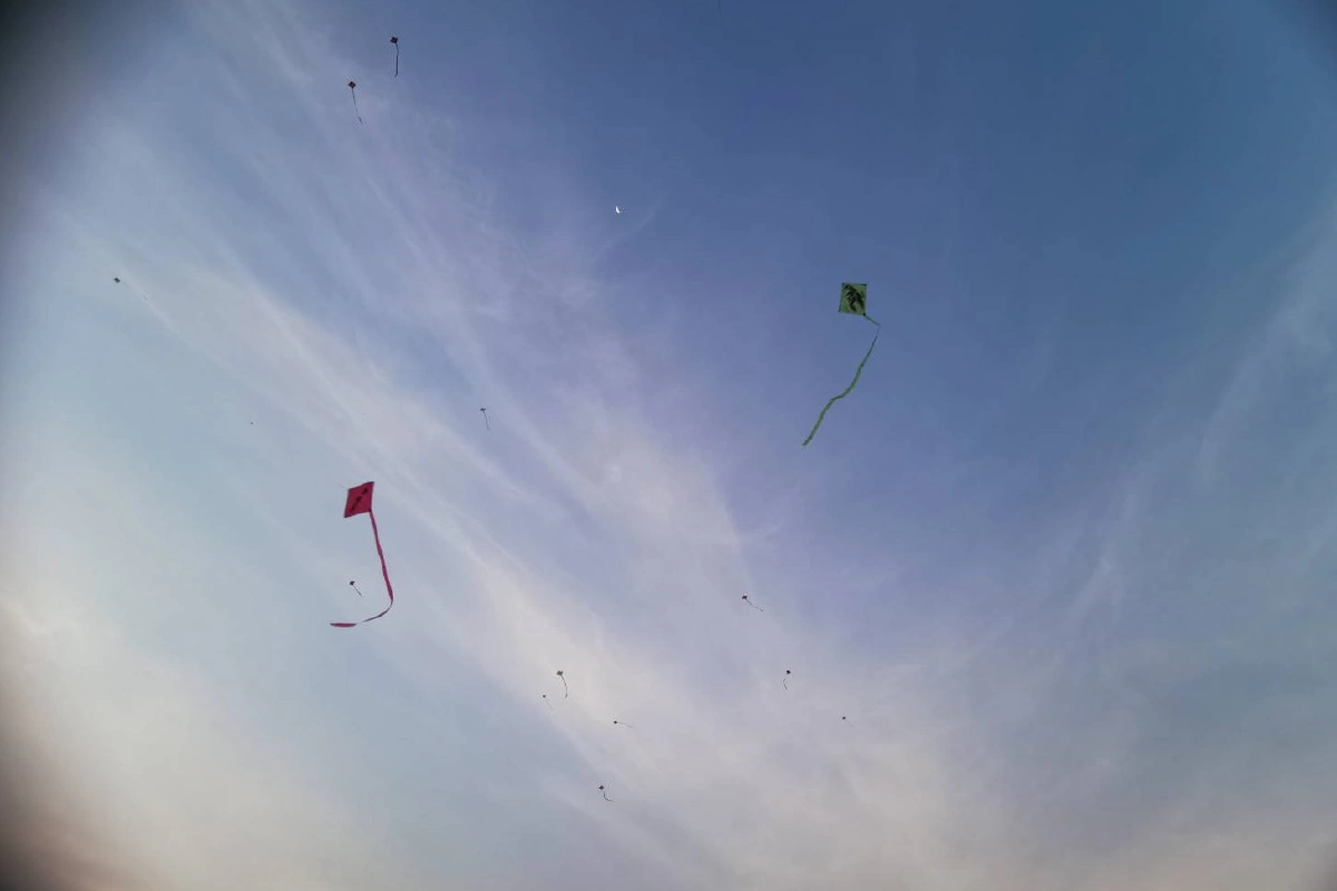 ผู้ชุมนุมเล่นว่าว!เพนท์หน้า11แกนนำราษฎรท้องฟ้าสนามหลวง