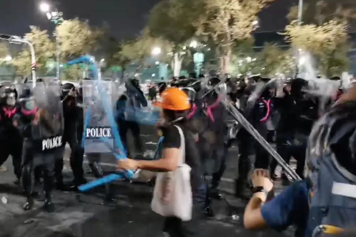 กลุ่ม REDEM ยุติชุมนุม! ตำรวจเข้าคุมพื้นที่สนามหลวง