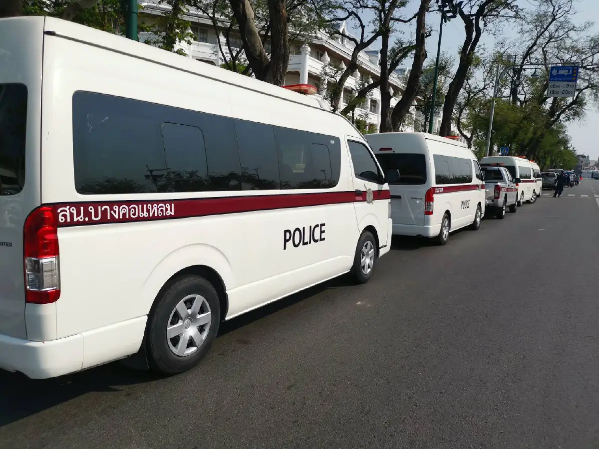 ตร.วางคอนเทนเนอร์ล้อมรั้วรับการชุมนุมสนามหลวงเย็นนี้