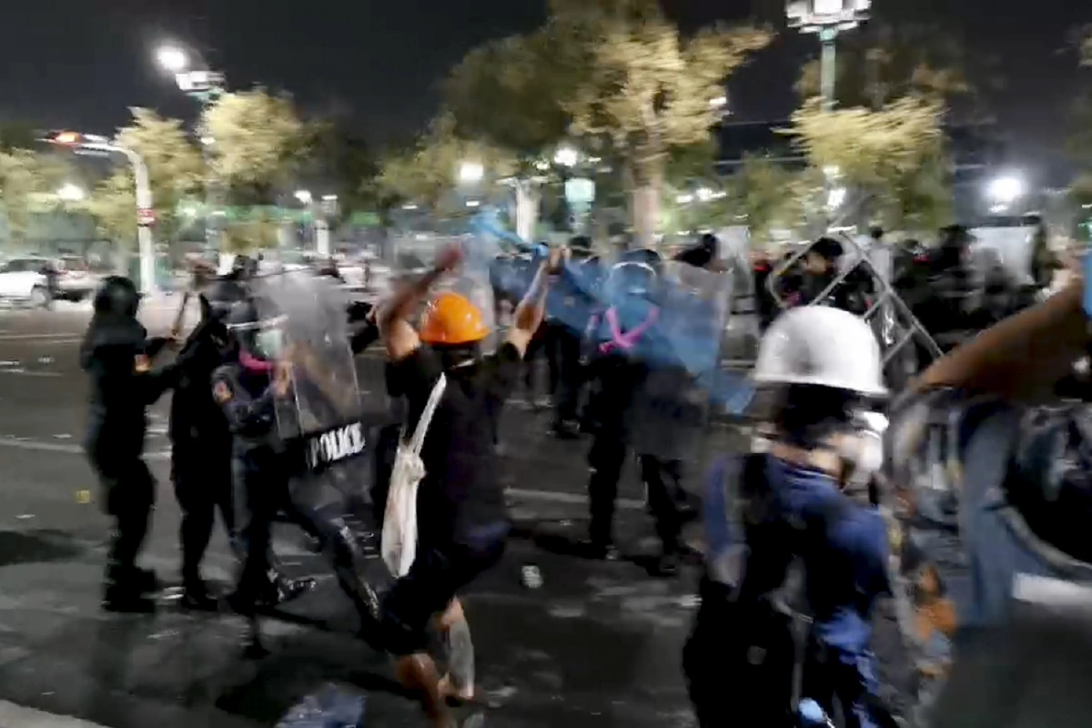 กลุ่ม REDEM ยุติชุมนุม! ตำรวจเข้าคุมพื้นที่สนามหลวง