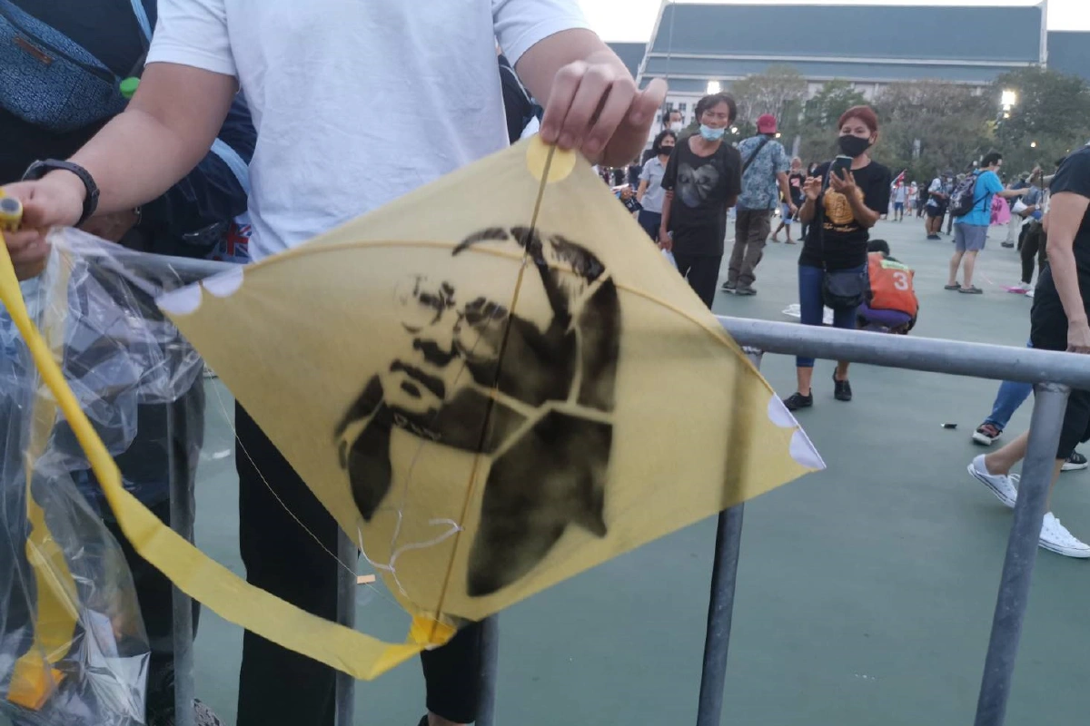 ผู้ชุมนุมเล่นว่าว!เพนท์หน้า11แกนนำราษฎรท้องฟ้าสนามหลวง