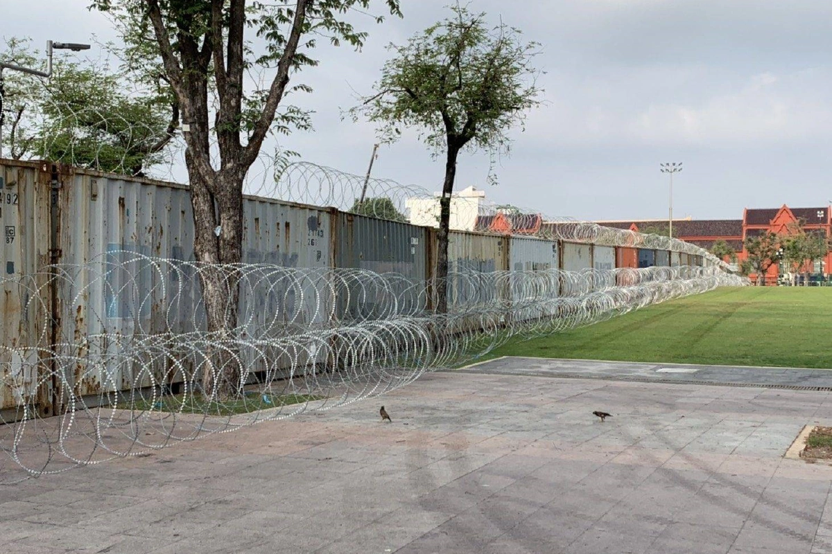 ตร.วางคอนเทนเนอร์ล้อมรั้วรับการชุมนุมสนามหลวงเย็นนี้