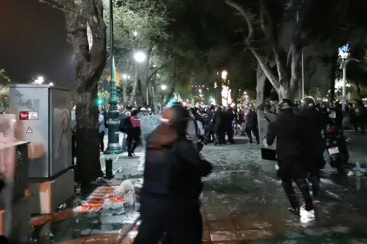 กลุ่ม REDEM ยุติชุมนุม! ตำรวจเข้าคุมพื้นที่สนามหลวง