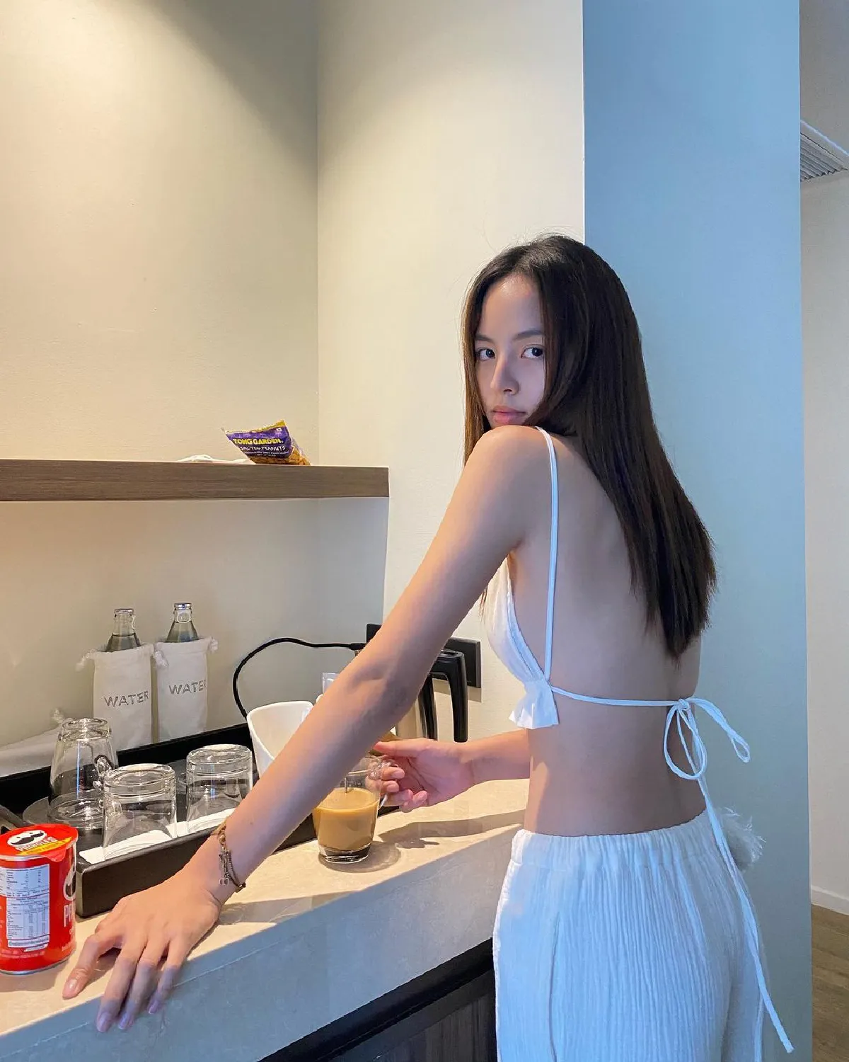 “ณิชา ณัฏฐณิชา" กับชุดชงกาแฟเซ็กซี่หนักมาก ขาวออร่ากระแทกตา