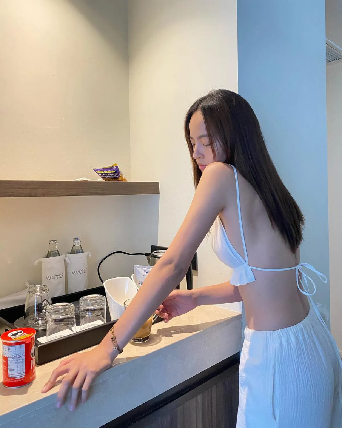 “ณิชา ณัฏฐณิชา" กับชุดชงกาแฟเซ็กซี่หนักมาก ขาวออร่ากระแทกตา