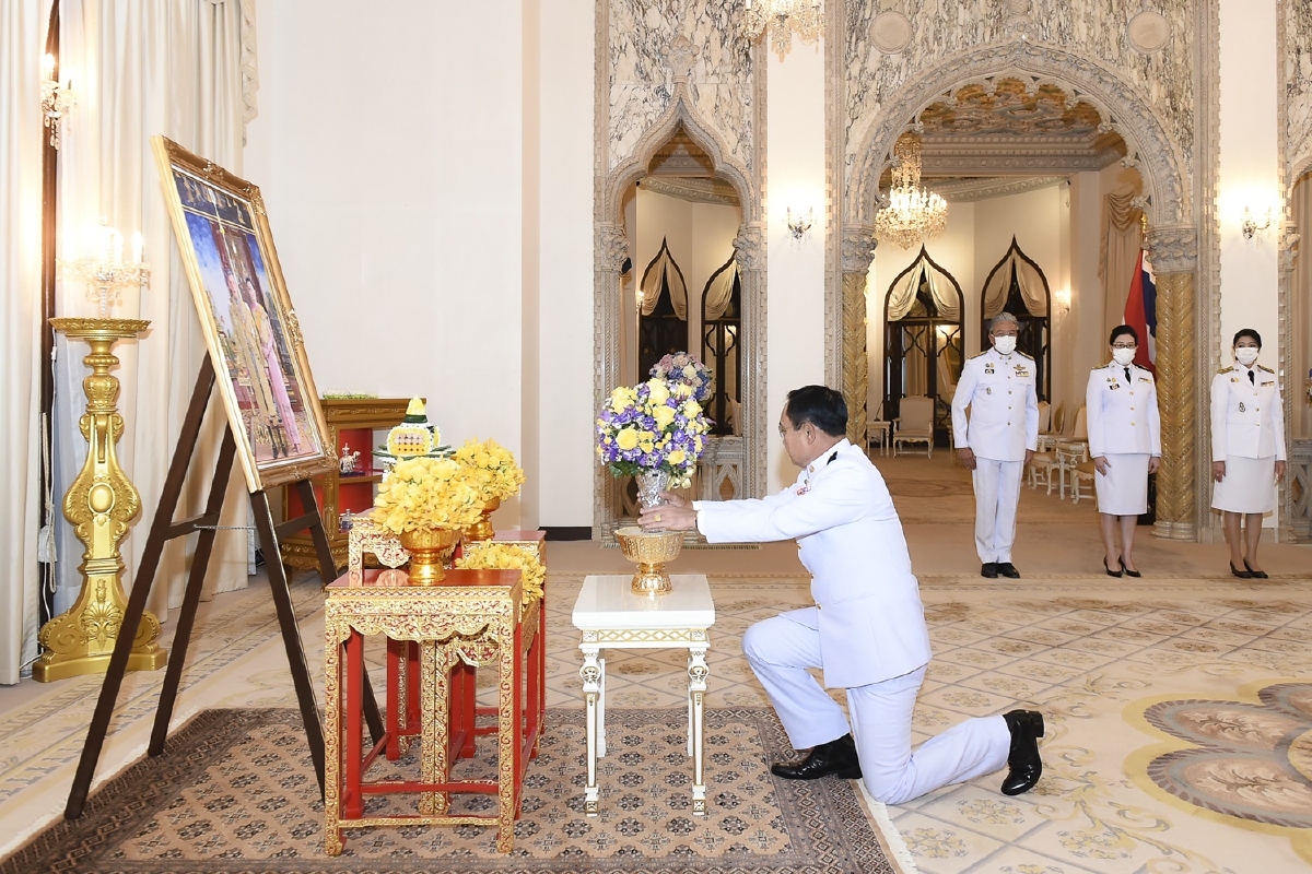 "ในหลวง-พระราชินี"พระราชทานแจกันดอกไม้ให้"บิ๊กตู่"เนื่องในวันเกิด "ในหลวง-พระราชินี"พระราชทานแจกันดอกไม้ให้"บิ๊กตู่"เนื่องในวันเกิด