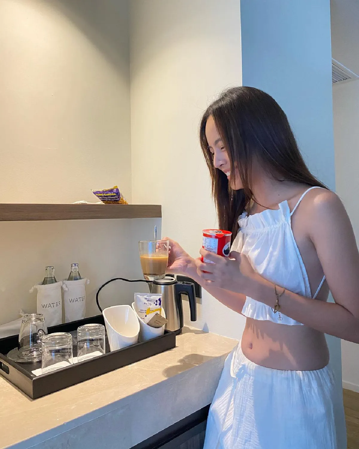 “ณิชา ณัฏฐณิชา" กับชุดชงกาแฟเซ็กซี่หนักมาก ขาวออร่ากระแทกตา