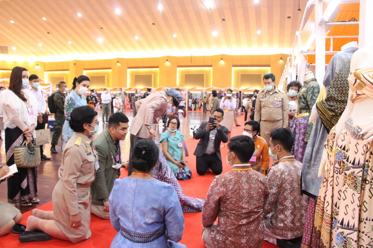 "เจ้าฟ้าสิริวัณณวรี"ทอดพระเนตรผลิตภัณฑ์ผ้าและงานหัตถกรรมชุมชนภาคใต้