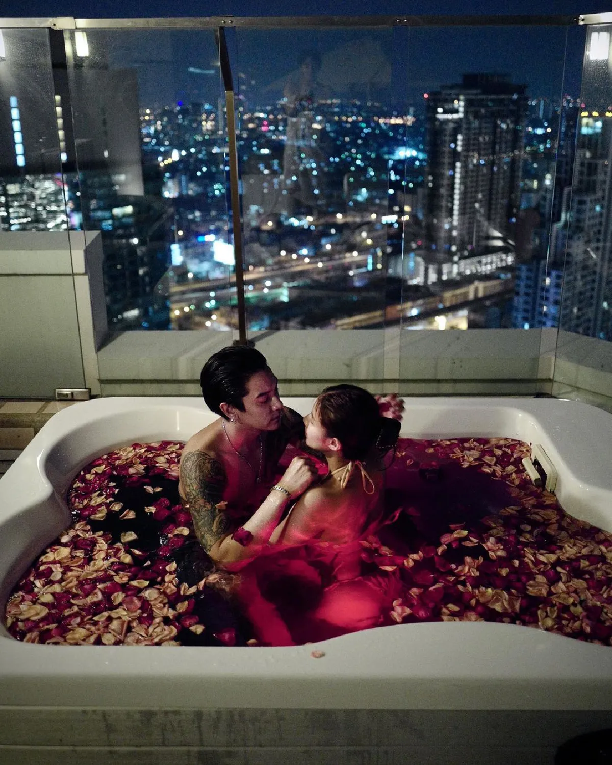 "ดีเจแมน-ใบเตย" พากันสวีทแช่อ่างอาบแสงจันทร์ งานนี้ลูกคนที่สองต้องมา!