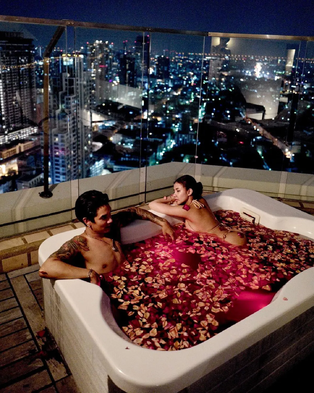 "ดีเจแมน-ใบเตย" พากันสวีทแช่อ่างอาบแสงจันทร์ งานนี้ลูกคนที่สองต้องมา!