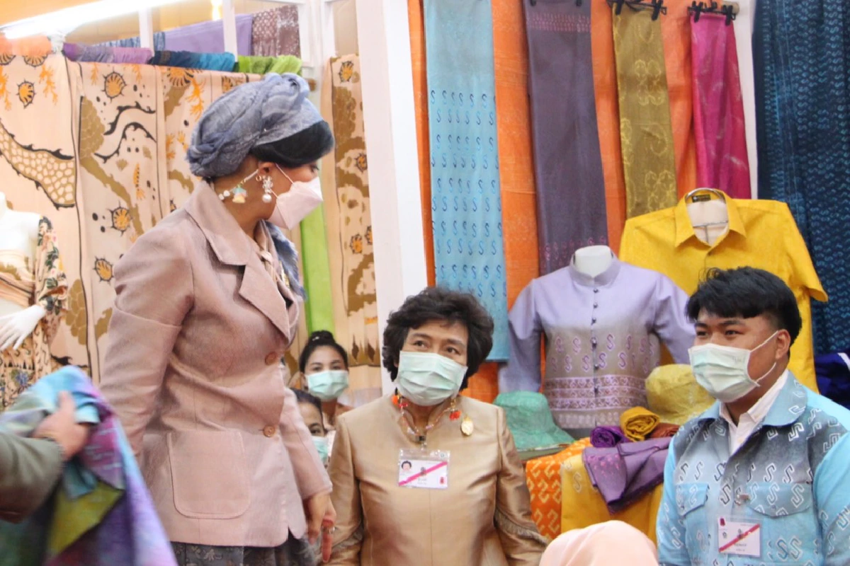 "เจ้าฟ้าสิริวัณณวรี"ทอดพระเนตรผลิตภัณฑ์ผ้าและงานหัตถกรรมชุมชนภาคใต้