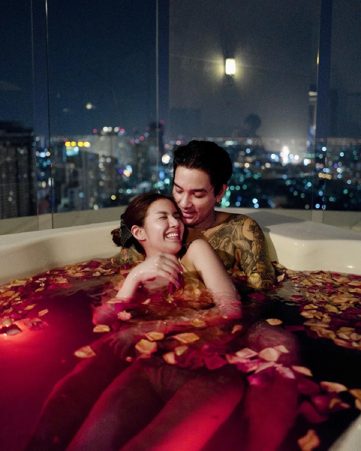 "ดีเจแมน-ใบเตย" พากันสวีทแช่อ่างอาบแสงจันทร์ งานนี้ลูกคนที่สองต้องมา!