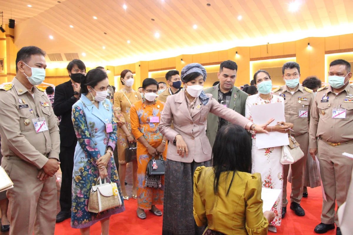 "เจ้าฟ้าสิริวัณณวรี"ทอดพระเนตรผลิตภัณฑ์ผ้าและงานหัตถกรรมชุมชนภาคใต้