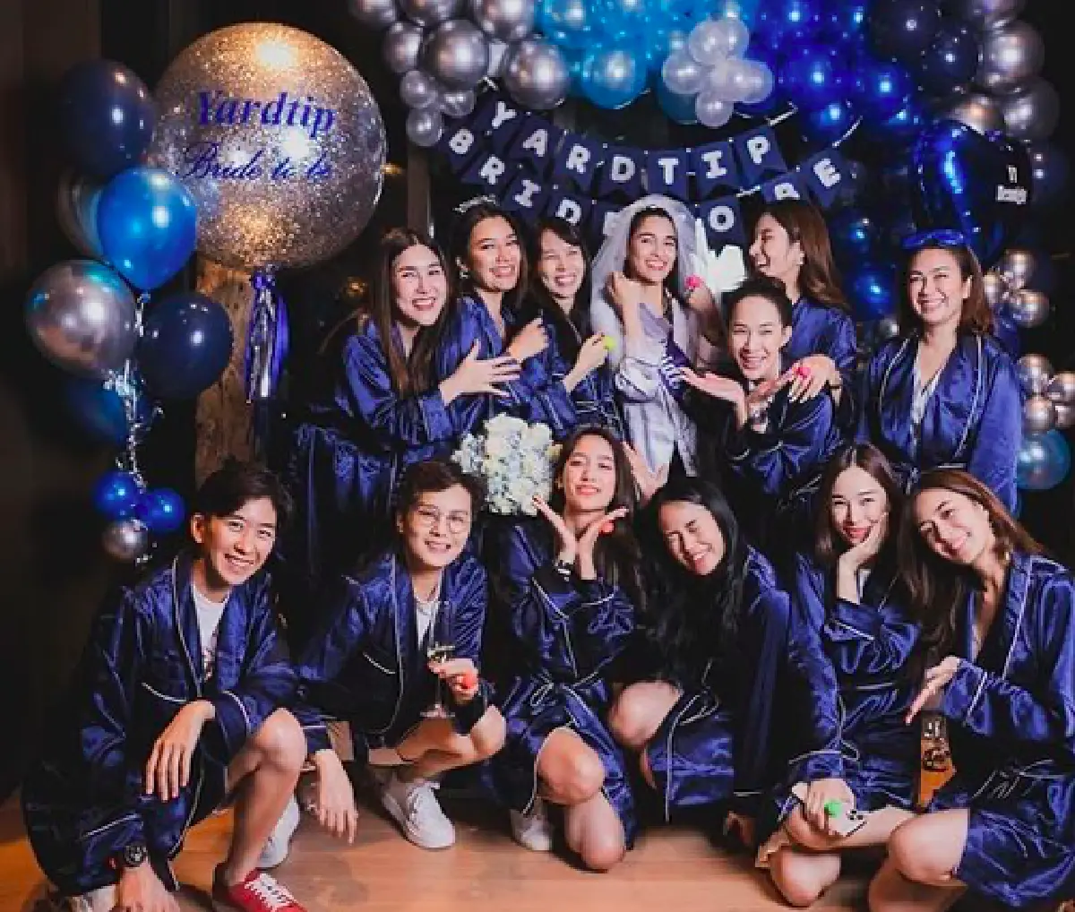 "หยาด" น้ำตาไหล เพื่อนๆ จัดเซอร์ไพรส์ ทำปาร์ตี้สละโสดให้อย่างอบอุ่น