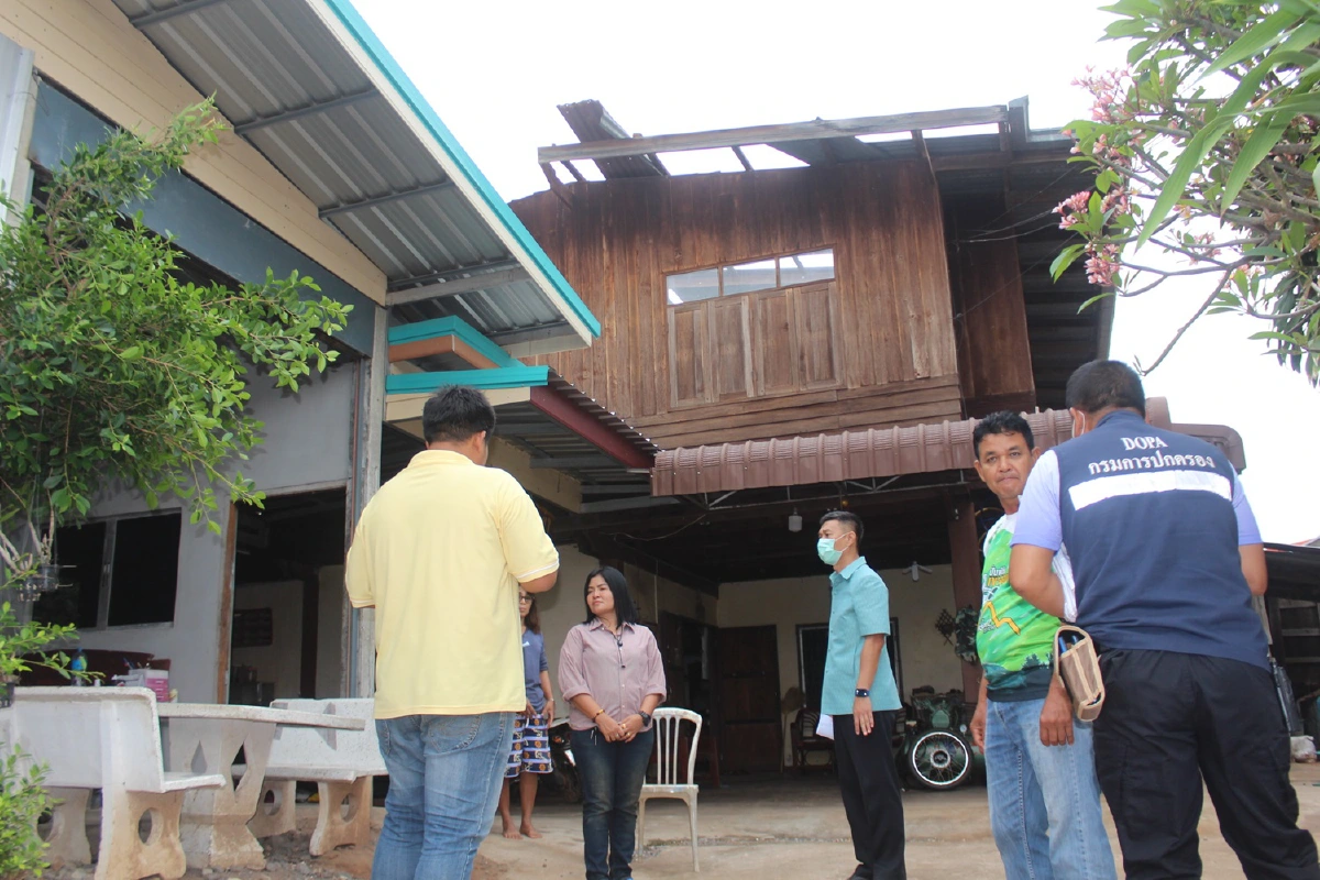พายุฤดูร้อนถล่มครบุรีบ้านเรือนเสียหายกว่า40หลังคาเรือน