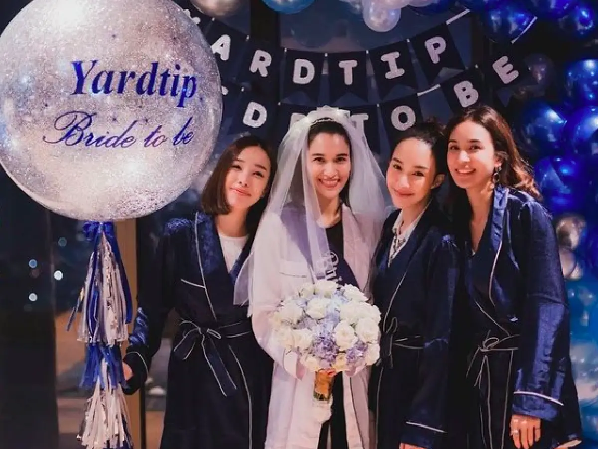 "หยาด" น้ำตาไหล เพื่อนๆ จัดเซอร์ไพรส์ ทำปาร์ตี้สละโสดให้อย่างอบอุ่น