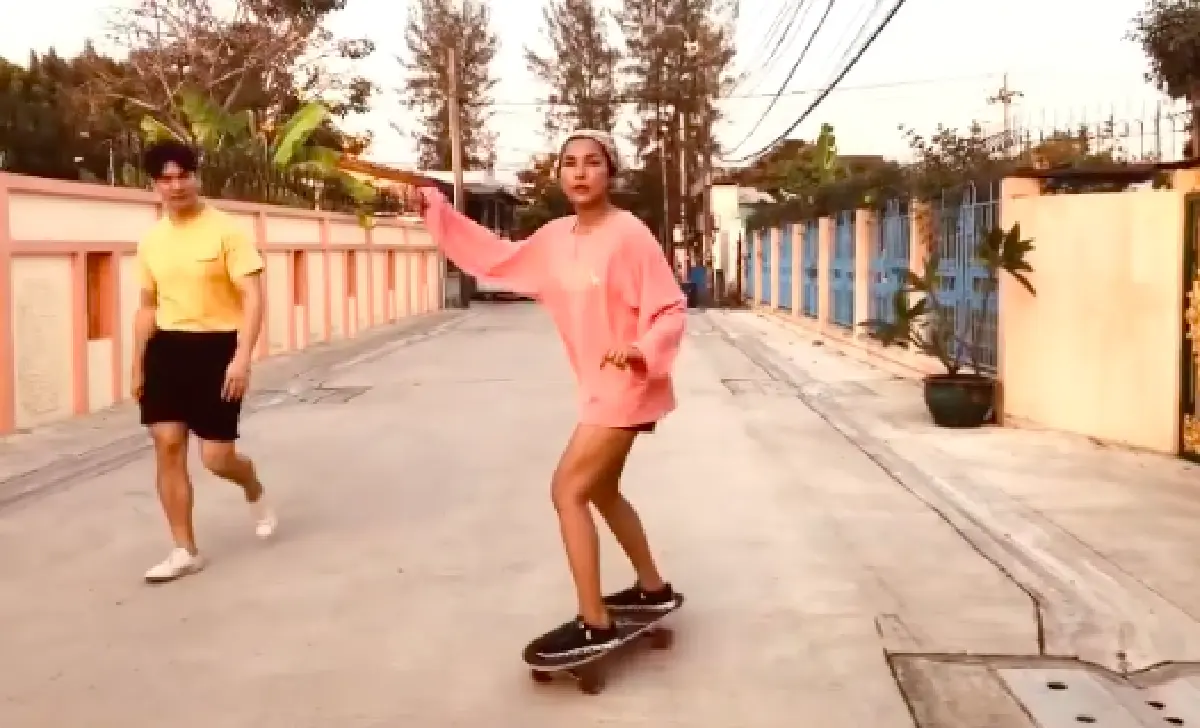 รวมท่าโพสต์ของเหล่าคนบันเทิง ที่ถ่ายรูปกับสเกตบอร์ดแบบเท่ๆ คูลๆ