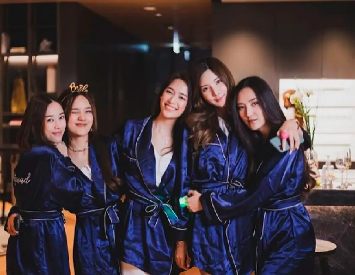 "หยาด" น้ำตาไหล เพื่อนๆ จัดเซอร์ไพรส์ ทำปาร์ตี้สละโสดให้อย่างอบอุ่น