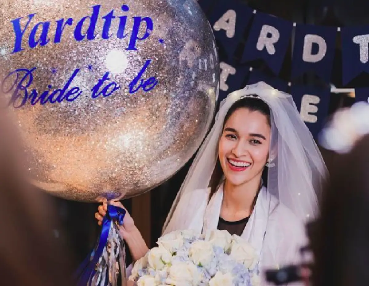 "หยาด" น้ำตาไหล เพื่อนๆ จัดเซอร์ไพรส์ ทำปาร์ตี้สละโสดให้อย่างอบอุ่น