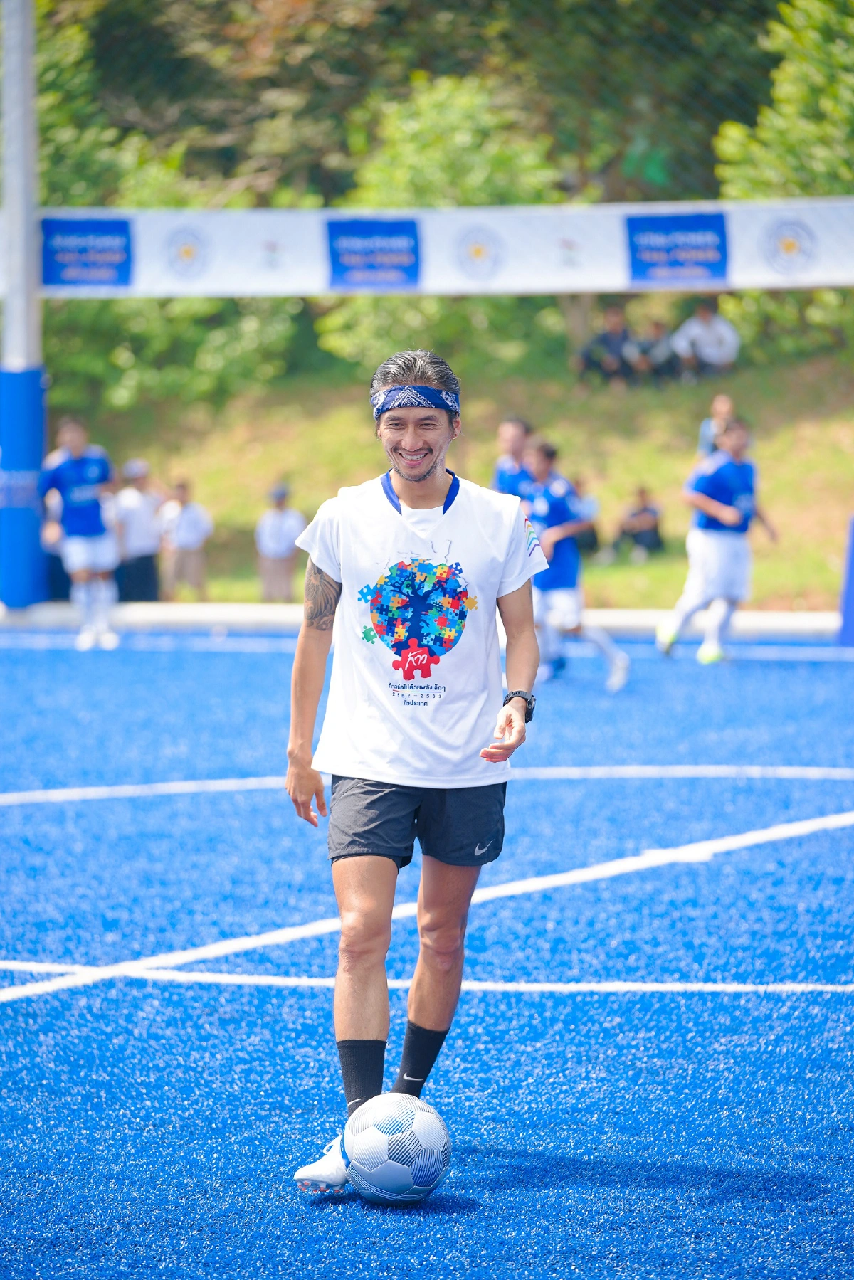 ตัวอย่างที่ดี! “ตูน บอดี้สแลม” นำทีมโชว์สกิลเตะบอล เพื่อสร้างแรงบันดาล