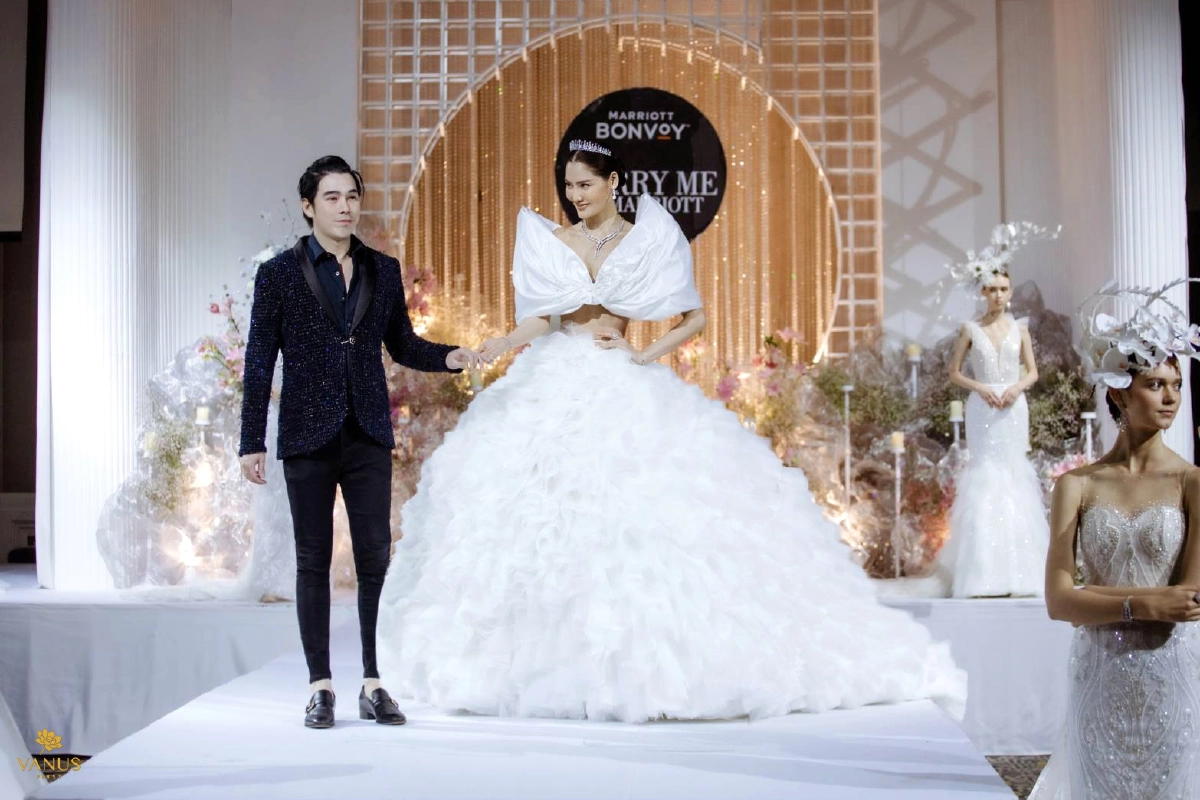 ตระการตาแฟชั่นโชว์คาราวานชุดแต่งงานสุดยิ่งใหญ่