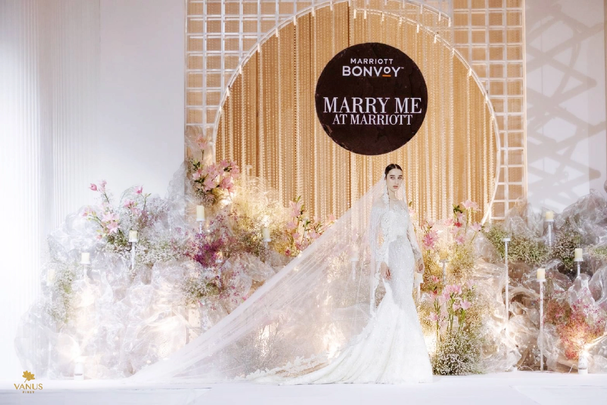 ตระการตาแฟชั่นโชว์คาราวานชุดแต่งงานสุดยิ่งใหญ่