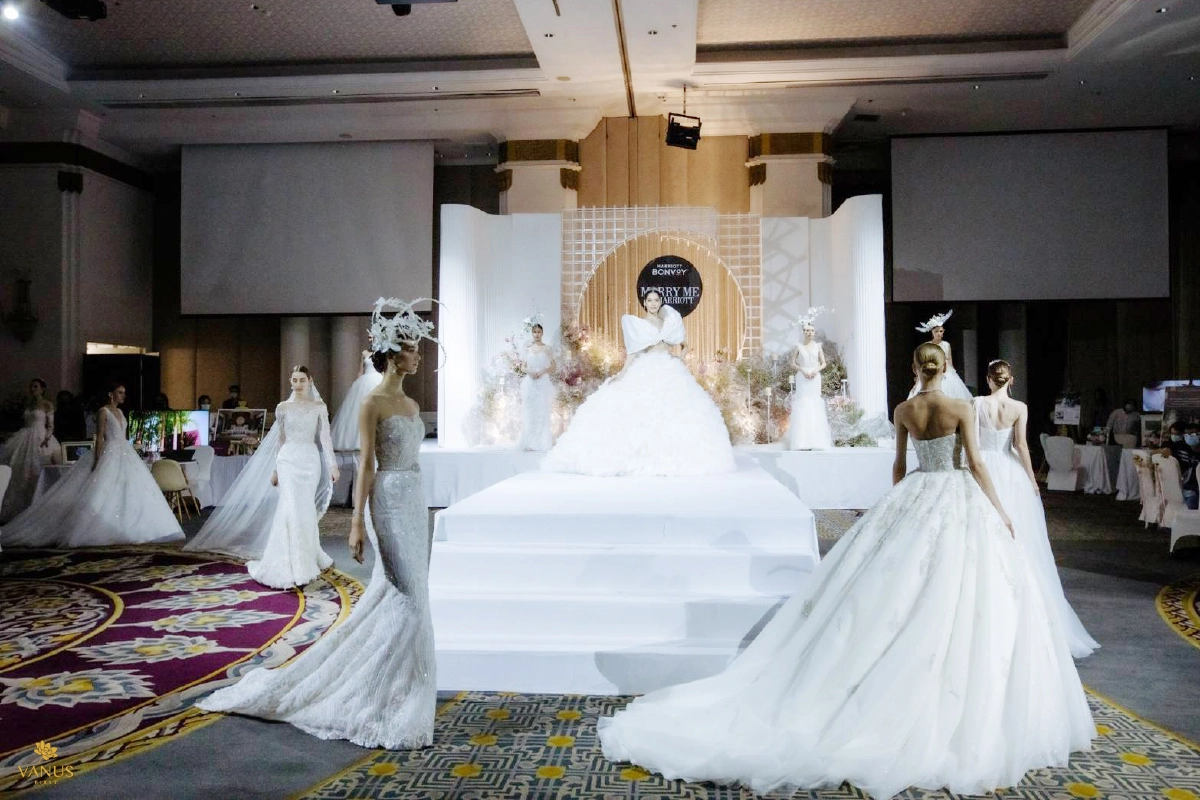 ตระการตาแฟชั่นโชว์คาราวานชุดแต่งงานสุดยิ่งใหญ่